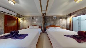 Un pat sau paturi într-o cameră la Boom Boom Resort +135 fotografii
