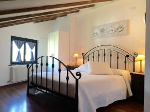 A bed or beds in a room at Hotel Villa San Fedele