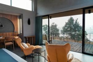 Posezení v ubytování Outpost 12, A Sinali Experience, Kanha