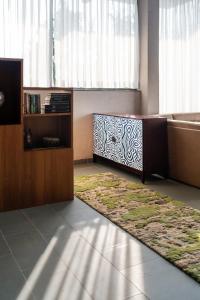 TV a/nebo společenská místnost v ubytování Outpost 12, A Sinali Experience, Kanha