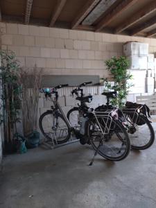 two bikes are parked next to a wall at Jordanshof Grün in Xanten