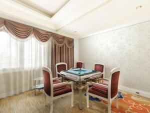 ein Esszimmer mit Tisch und Stühlen in der Unterkunft Shangri-La Jilaideng Gucheng Hotel in Shangri-La