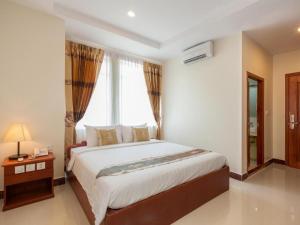 Kirirom Crystal Hotel客房内的一张或多张床位