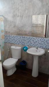 un bagno con un water e un lavandino di Kanghun Vintage Resort a Ubon Ratchathani