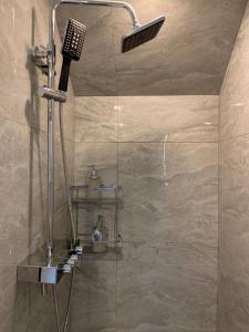 una doccia con soffione in un bagno di Eco Cozy Beachfront Resort Chaam a Hua Hin