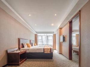 a large hotel room with a bed and a window at Zhaoqing Shanshui Fashion Hotel Duanzhou Road Branch in Zhaoqing +110 photos