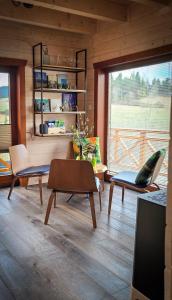 Χώρος καθιστικού στο Houten Vakantiewoning "ReisnaarPolen" royaal ontbijt, sauna en Hottub
