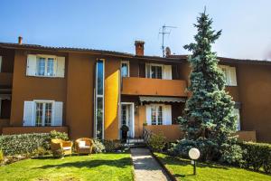 une maison avec un arbre de Noël dans la cour dans l'établissement B&B Armonie, à Ranica