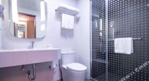 ein Badezimmer mit Toilette, Waschbecken und Dusche in der Unterkunft Hanting Hotel Wuxi Taihu Lake Plaza Branch in Wuxi + 143 Fotos