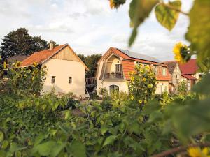 a house in a field of sunflowers at Ferienhof NaturZeit in Horsmar