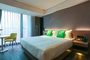 Postel nebo postele na pokoji v ubytování ibis Styles Yangzhou Baixiang Rd Hotel + 185 fotografií