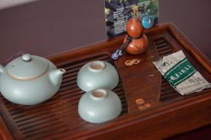 Příslušenství pro přípravu čaje a kávy v ubytování Huading International Hotel