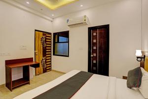 Postel nebo postele na pokoji v ubytování Hotel Marina Near IGI Airport Delhi