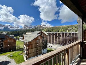 a view from the balcony of a building with mountains at Le 72ème flocon, T2, vue imprenable, résidence calme, 100 m des pistes in Le Dévoluy