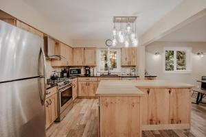 Kuchyň nebo kuchyňský kout v ubytování Snowline Cabin #69 - Upscale - Hot Tub - Wifi