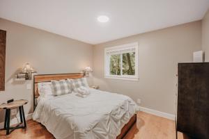 Postel nebo postele na pokoji v ubytování Snowline Cabin #69 - Upscale - Hot Tub - Wifi