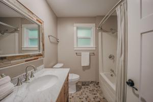 Koupelna v ubytování Snowline Cabin #69 - Upscale - Hot Tub - Wifi + 24 fotografií
