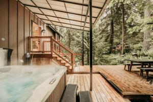 Fotografie z fotogalerie ubytování Snowline Cabin #69 - Upscale - Hot Tub - Wifi v destinaci Glacier