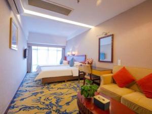 ein Hotelzimmer mit einem Bett und einer Couch in der Unterkunft Silver Art Hotel in Zhuhai + 248 Fotos