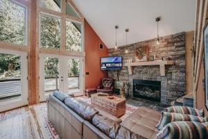 ein Wohnzimmer mit Couch und Kamin in der Unterkunft Mt Baker Rim Cabin #79 - Hot Tub - Wifi - Pets Ok in Glacier