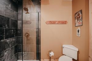 ein Badezimmer mit Dusche und Toilette in der Unterkunft Mt Baker Rim Cabin #79 - Hot Tub - Wifi - Pets Ok in Glacier + 22 Fotos