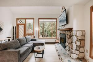ein Wohnzimmer mit Couch und Kamin in der Unterkunft Snowater Condo #88 - Wi-Fi - Fireplace - Sleeps 6 in Deming