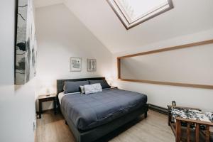 ein Schlafzimmer mit einem Bett in einem Zimmer mit einem Dachfenster in der Unterkunft Snowater Condo #88 - Wi-Fi - Fireplace - Sleeps 6 in Deming + 16 Fotos