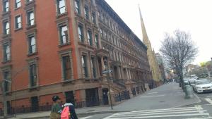 duas pessoas a andar numa rua em frente a um edifício em Tiffini em Nova York