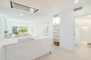 アグア・アマルガにあるCasita Agua Marinaの白いキッチン(シンク、鏡付) +23枚の写真