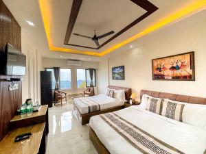 a hotel room with two beds and a flat screen tv at Winterline Gold Resort in Lansdowne