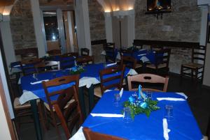 un comedor con mesas y sillas azules en B&B Casa 28, en Agropoli