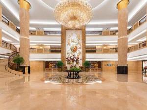 a large lobby with a large chandelier in the middle at New Century Grand Hotel Ninghai Jinhai in Shang-ts'un +195 photos