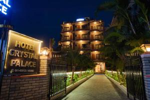 un hotel con cancello di fronte a un edificio di Hotel Crystal Palace a Pokhara