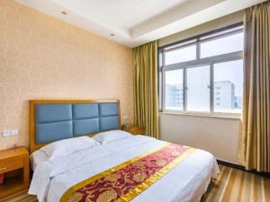 Un dormitorio con una cama grande con una ventana grande. en 169 Business Hotel, en Beijing 241 fotos más