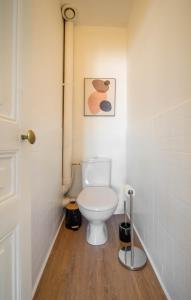 een badkamer met een wit toilet in een kamer bij Le paddock in Chagny