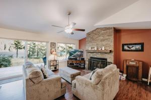 Χώρος καθιστικού στο Silver Lake Cabin 47 - Lakefront - Wi-Fi - F-P