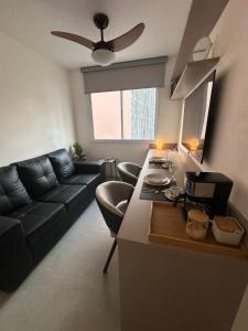 a living room with a couch and a table at Apto Completo, 3min Estação Higienópolis Mackenzie Consolação in Sao Paulo