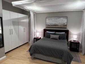 um quarto com uma cama grande e duas mesas de cabeceira em Sunset Field Guest Flat em Kabwe