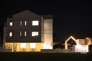 un gran edificio con luces encendidas por la noche en My Home, en Shanghái