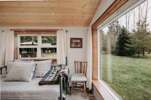 Posezení v ubytování Maple Falls Cabin #71 - Rustic - Pets Ok - Wi-Fi