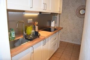 Η κουζίνα ή μικρή κουζίνα στο Cozy apartment in Vigan