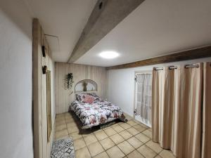 Ένα ή περισσότερα κρεβάτια σε δωμάτιο στο Cozy apartment in Vigan