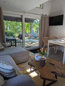 TV a/nebo společenská místnost v ubytování Tinyhouse Daniel