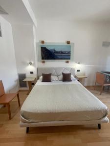 a bedroom with a bed with a picture on the wall at garibaldi citta' in Trapani