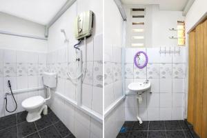 un baño con inodoro y lavabo en OYO 90873 Travellers Inn, en Kampong Kijang 40 fotos más