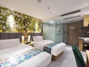 a hotel room with two beds and a kitchen at ZMAX Hotel Beijing Tongzhou Universal Tourist Resort Linheli Metro Station in Liyuanzhen +282 photos