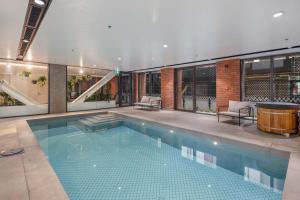 Bazén v ubytování CBD 1BR - Modern Stay with Pool & Gym in Wellington nebo v jeho okolí