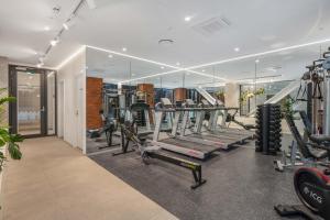 Fitness centrum a/nebo fitness zařízení v ubytování CBD 1BR - Modern Stay with Pool & Gym in Wellington