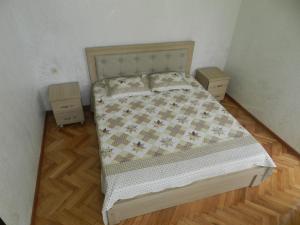 Postel nebo postele na pokoji v ubytování Jintcharadze Inn