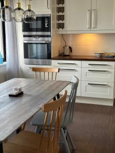耶利瓦勒Företagsboende i Gällivare, 7 sovrum的配有大木桌和椅子的厨房 更多2张照片